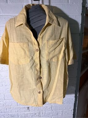 Mlle Gabrielle Short-Sleeve Button-Down Shirt in Pale Yellow